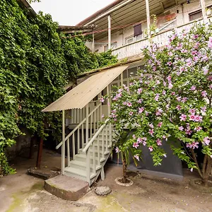  Apartment In Cozy Little Yard